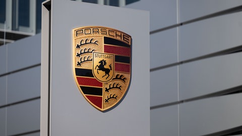 Der Sportwagenbauer Porsche baut in der Region Stuttgart weitere 5.000 Stellen ab.