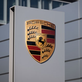 Der Sportwagenbauer Porsche baut in der Region Stuttgart weitere 5.000 Stellen ab.