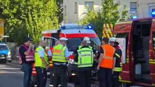 Viele Einsatzkräfte waren nach dem Unfall vor Ort und kümmerten sich um schockierte Zeugen