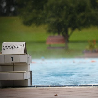 Ein gesperrtes Becken eines Freibads in Stuttgart.