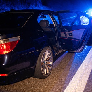 Das Fluchtfahrzeug auf der Bundestraße B14. 