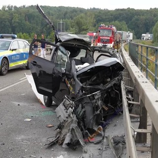 Völlig zerstörter Pkw am Fahrbahnrand bei tödlichem Unfall auf B312 bei Neckartailfingen.