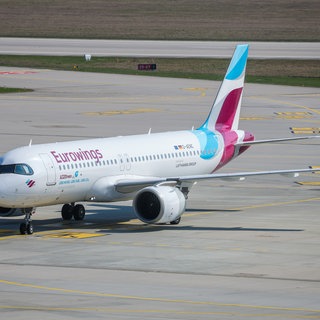 Ein Flugzeug am Stuttgarter Flughafen (Symbolbild)