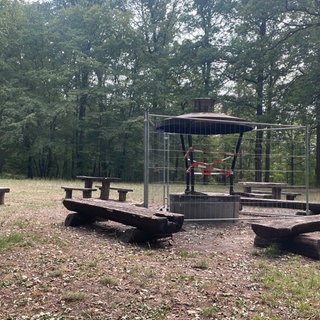 der öffentliche Grillplatz an der Burg Dischingen ist aktuell durch einen Bauzaun und rot-weißes Absperrband gesperrt. Drum herum sind Sitzgelegenheiten, an denen jedoch illegal gegrillt wird.