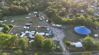 Das Festivalgelände von "Umsonst & Draußen" von oben. Seit einigen Jahren findet das Fest in Stuttgart-Vaihingen auf dem Festplatz an der Krehlstraße statt.