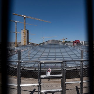 Blick auf die Baustelle des Tiefbahnhofs für Stuttgart 21: Kein Einblick gewünscht: Die Bahn will ihren Revisionsbericht zu Stuttgart 21 nicht öffentlich zugänglich machen. Dagegen wollen S21-Gegner nun klagen.