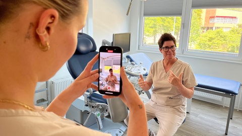 Frauenärztin Esther Scherrenbacher macht Instagram-Videos und erklärt Perimenopause und Gesundheitspolitik.