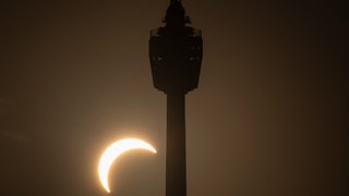 Sonnenfinsternis am Stuttgart Fernsehturm. 