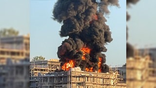 Durch den Brand hat sich eine massive Rauchwolke entwickelt, die von weitem zu sehen ist.
