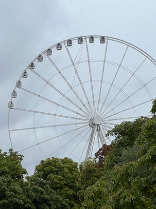 Das Riesenrad auf dem Cannstatter Wasen wird aufgebaut.