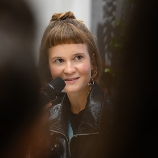 Die Autorin Caroline Wahl spricht während einer Talkrunde - jetzt wird sie Markenbotschafterin von Mercedes-Benz.