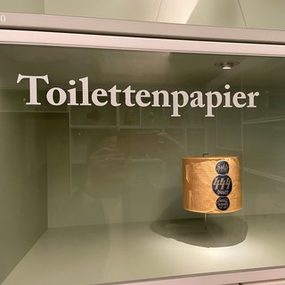 Im Museum in Ludwigsburg ist eine der früheren Toilettenpapierrollen der Firma Hakle ausgestellt. 