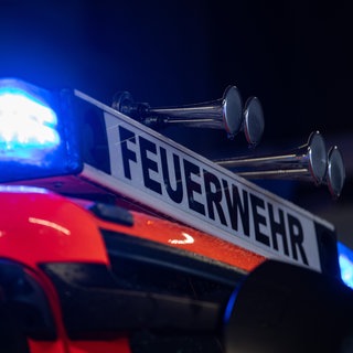 ein Einsatzfahrzeug der Feuerwehr mit Blaulicht (Symbolbild)