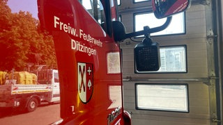 Das Logo auf einem Einsatzauto der Freiwilligen Feuerwehr Ditzingen ist zu sehen.