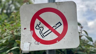 Ein Verbotsschild für Rauchen. 