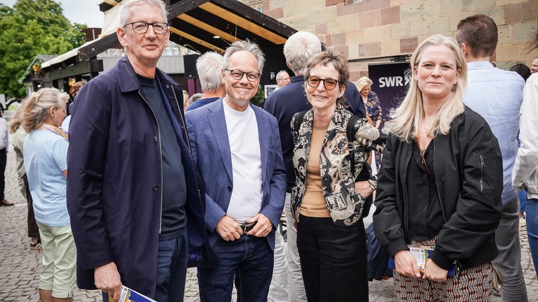 Weindorf-Treff 2026 Stuttgart mit der Pfännle-Moderatorin Petra Klein mit Gäste: Ferdinand Eppli, (Betriebswirt, Diamantengutachter, Versteigerer), Michael Nagl (Bassbariton, Oper), Constanze Müller (Theaterleiterin STAGE Theater Stuttgart) und Weinprinzessin Anna Maria Joos 