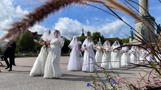 Stiller Protest in Brautkleidern gegen Femizide und Gewalt an Frauen in Stuttgart