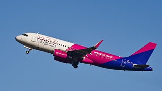 Ein Passagierflugzeug der Fluggesellschaft Wizz Air beim Abflug. Symbolbild zu hohen Kosten nach Randalen im Flugzeug