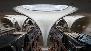 Ist der Tiefbahnhof von S21 zu klein geplant? Ein Gutachter hatte seinen eigenen Stresstest angezweifelt, jetzt fordern Verbände den Kombibahnhof. Ein FAQ zur aktuellen Lage. 