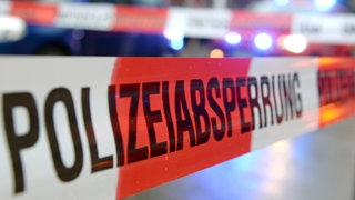 Absperrband. Symbolbild zu Brand in Obdachlosenunterkunft in Stuttgart