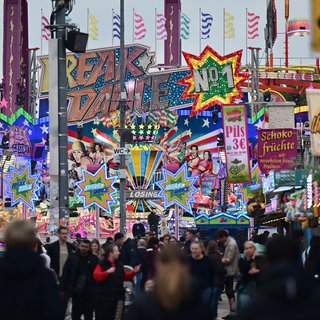 Bunte Kulisse des Cannstatter Volksfests