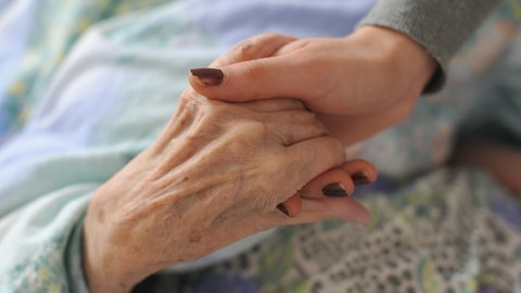 eine Hand hält die andere