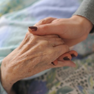 eine Hand hält die andere