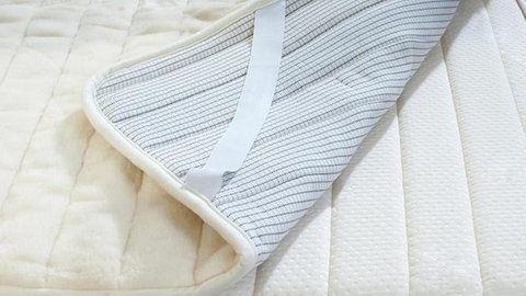 Eine Matratze mit einem weiß-grauen Schoner (Symbolbild)
