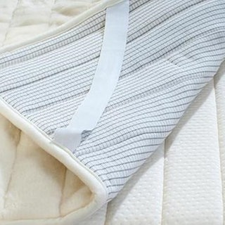 Eine Matratze mit einem weiß-grauen Schoner (Symbolbild)