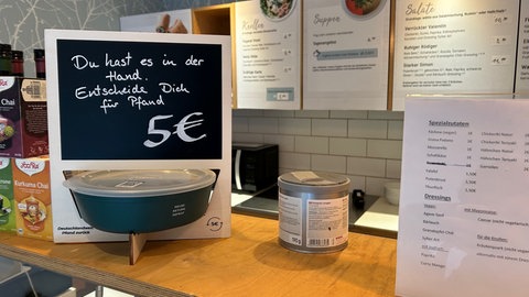 Im Freiburger "Salädchen" gibt es bereits Mehrwegboxen für Salat to go
