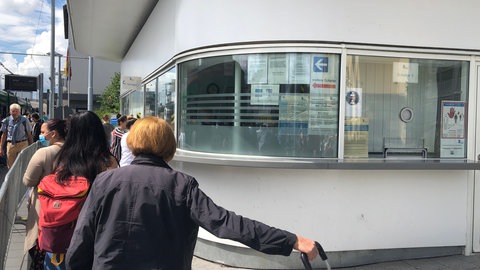 Menschen am Zoll warten auf die Abfertigung  