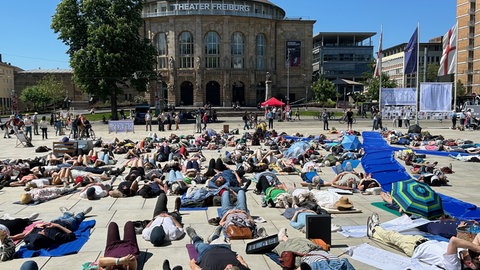 Es geht um mehr Hilfen und Sichtbarkeit: Mit einer Demo im Liegen haben mehr als 150 Menschen in Freiburg auf die Erkrankung MECFS aufmerksam gemacht. Betroffene sind häufig chronisch erschöpft.