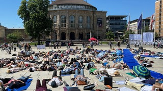 Es geht um mehr Hilfen und Sichtbarkeit: Mit einer Demo im Liegen haben mehr als 150 Menschen in Freiburg auf die Erkrankung MECFS aufmerksam gemacht. Betroffene sind häufig chronisch erschöpft.