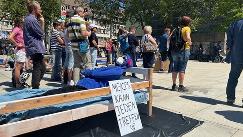 Mindestens eine halbe Million Menschen in Deutschland leiden an MECFS. Doch nur wenige Ärztinnen und Ärzte kennen das Krankheitsbild.