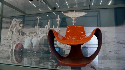 Ein futuristisch aussehender Stuhl in Orange.