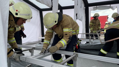 In diesem Zelt können bei einem Gefahrgutunfall Patientinnen und Patienten dekontaminiert werden.