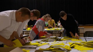 Papierschlacht im Freiburger Bürgerhaus in Zähringen: Die Wahlhelferinnen und -helfer hatten alle Hände voll zu tun.