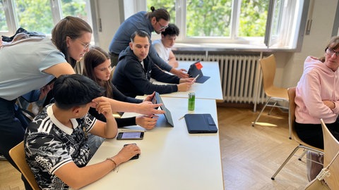 Die Schülerinnen und Schüler der Abschlussklasse des Walter-Eucken-Wirtschaftsgymnasiums dürfen selber eine Steuererklärung ausfüllen.