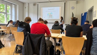 Steuererklärung statt Rechnen oder Aufsatz schreiben: Die Schülerinnen und Schüler der Berufsschule am Walter-Eucken-Wirtschaftsgymnasiums lauschen der Finanzbeamtin Bianca Schlatterer.