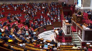 Abgeordnete sitzen im französischen Parlament in Paris. 