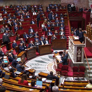 Abgeordnete sitzen im französischen Parlament in Paris. 