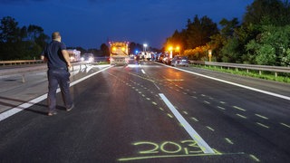 Nach einem Unfall auf der A81 im Kreis Rottweil wurde die Leiche einer Frau im Fahrzeug entdeckt. Die Markierungen auf der Straße zeigen den Weg des Unfallautos. 