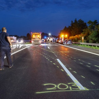 Nach einem Unfall auf der A81 im Kreis Rottweil wurde die Leiche einer Frau im Fahrzeug entdeckt. Die Markierungen auf der Straße zeigen den Weg des Unfallautos. 