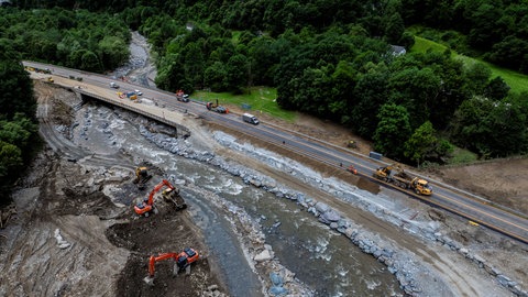 Straßenmarkierungen auf der A13