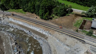 Eine Schweizer Autobahn wurde in Rekordtempo an der überspulten Stelle neben einem Fluss repariert