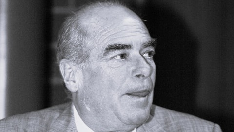 Heinrich Fürst zu Fürstenberg sitzt mit verschränkten Händen an einem Tisch, Foto aus dem Jahr 2006.