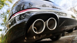 Der Auspuff eines Sportwagens.