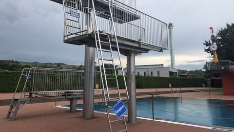 Das Lörracher Freibad. Im Parkschwimmbad war ein Mann nach dem Sprung ins Wasser ertrunken. Nach dem tödlichen Badeunglück im Parkschwimmbad hat die Obuktion des 39-Jährigen ergeben, dass er ertrunken ist. Noch unklar ist, ob der Mann nicht schwimmen konnte oder ein medizinisches Problem zum Tod geführt hat. 