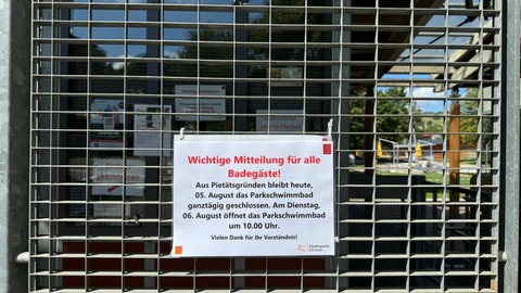 Ein Schild am Eingang des Lörracher Park-Schwimmbads informiert, dass dieses heute geschlossen bleibt. 