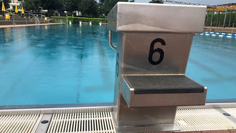 Ein Startblock im Lörracher Freibad. Das Schwimmerbecken ist nur für gute Schwimmer geeignet. Trotzdem kommt es immer wieder vor, dass auch erwachsene Nichtschwimmer hier ins Wasser gehen und von der Schwimmaufsicht an Land gezogen werden müssen. 